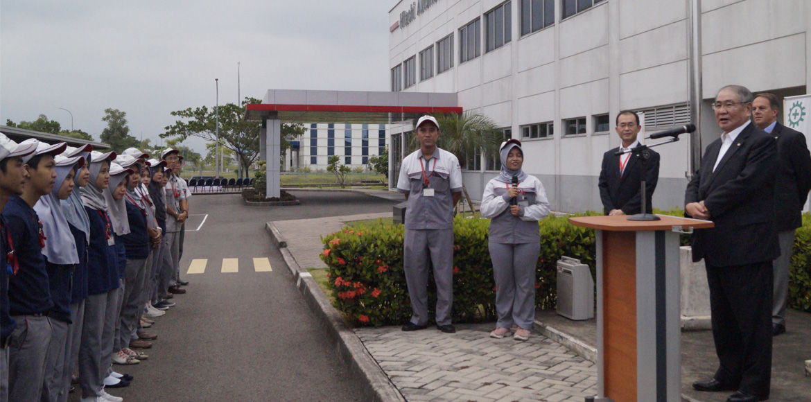 Chairman Ohnuma thanking the employees for their hard work during his speech