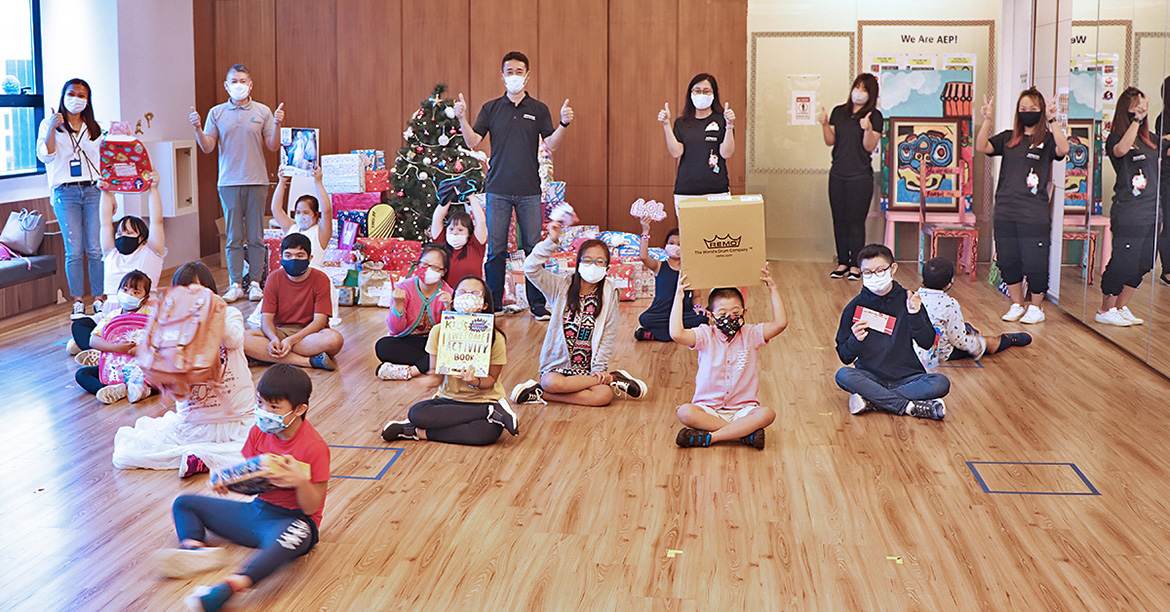Hitachi Plays Santa