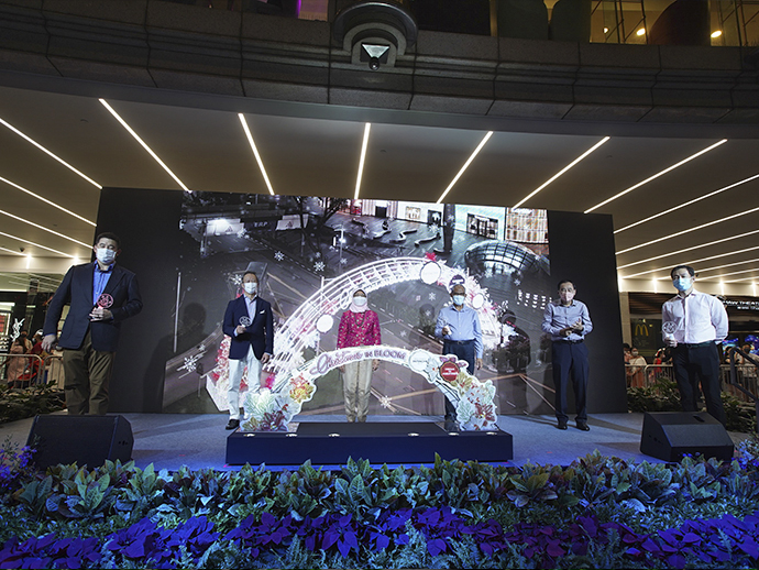 (From L to R) Mr Markham Shaw, Co-Chairman, CLU 2021 Committee / Chairman, Orchard Road Business Association (ORBA); Mr Kojin Nakakita, Chairman, Hitachi Asia Ltd.; Mdm Halimah Yacob, President of the Republic of Singapore; Mr Masagos Zulkifli, Minister for Social and Family Development; Mr Phillip Tan, Chairman, Community Chest; Mr Chris Chong, Co-Chairman, CLU 2021 Committee